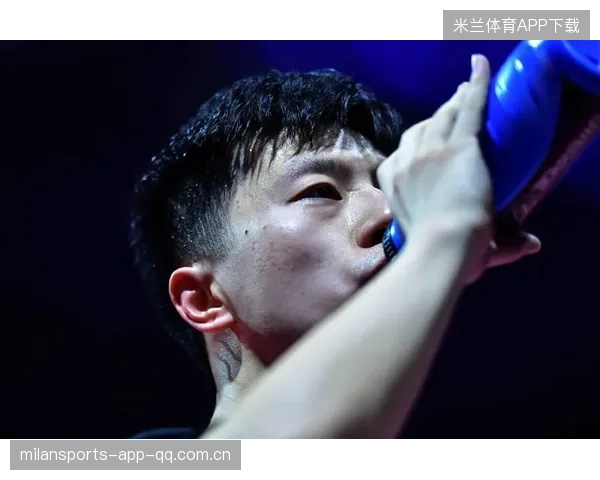 自行车王者的突发“小插曲”：喝水喝太猛竟呛到，运动也要讲科学！